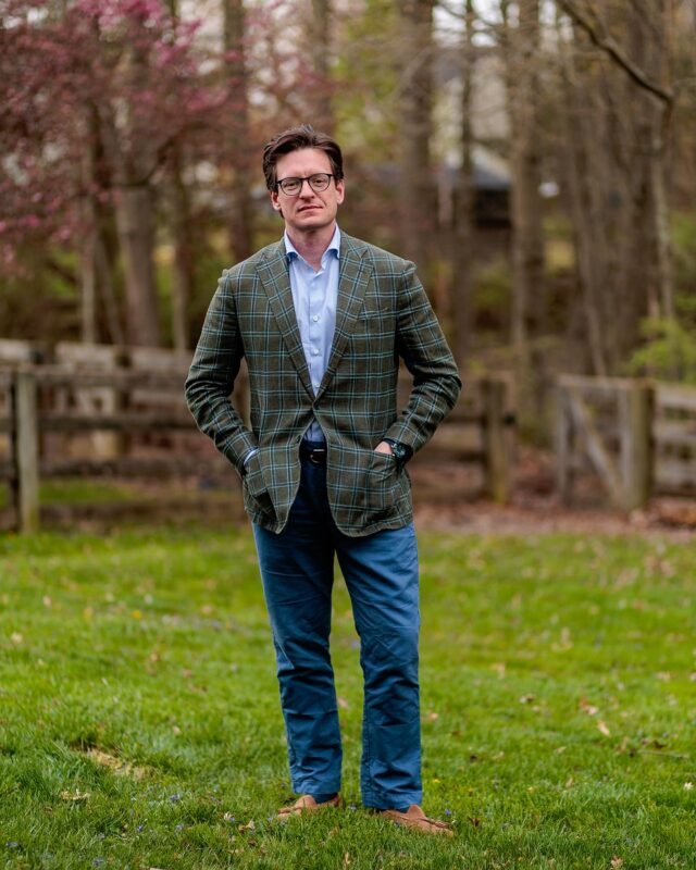 Spring textures and patterns.
Shop this fit at the link in profile!
Makers:
Jacket: Eidos
Shirt: @propercloth X @thomasmason_official
Chinos: @spiermackay cotton-linen
Shoes: @allenedmonds X @clubmonaco
#menswear