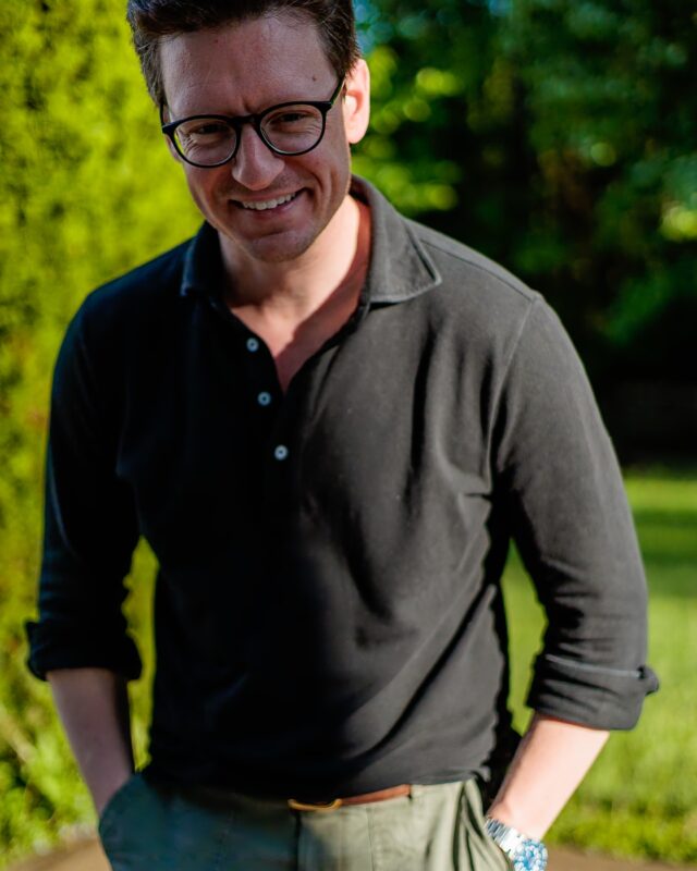 Basic workwear for me—conference attire to lift boxes, run cables and take photos. Black long sleeve polo to match the crew, and the stretch fatigues from @propercloth are so incredibly versatile. A little bit of fun with the belt from @goldfels. Boots are @myrqvist and @omega Seamaster 300m.
#menswear