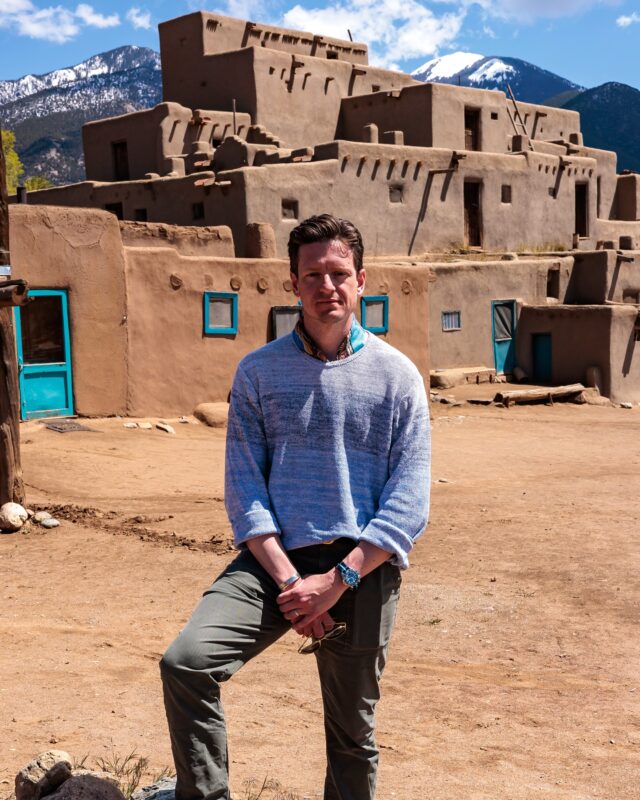 More updates for patreon subscribers from my trip to New Mexico! Linked in profile.
This fit was perfect for the high desert sunshine/temperate weather:
Heavy linen ombré tunic from @inis_meain
Fatigue pants from @propercloth
Wallabees from @clarksoriginals
Handkerchief bought locally (details in the post)
Aviators from @randolphusa
Watch @omega
#travel #newmexico